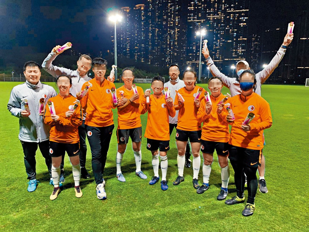 被捕姓黃男助教（左）與女足運動員合照。