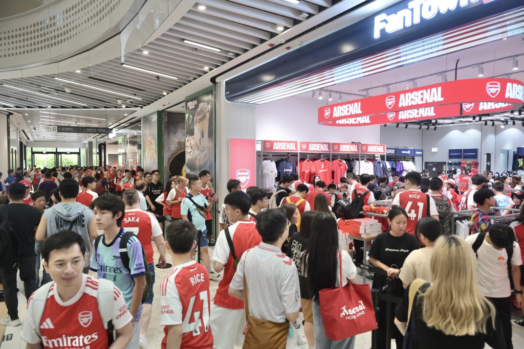 運動紀念品商店需要排隊輪候進入,「龍尾」一度排到商場門口。 運動紀念品商店需要排隊輪候進入,「龍尾」一度排到商場門口。