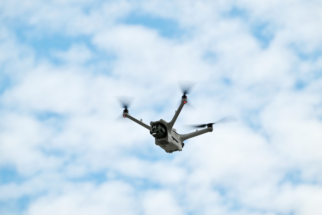 勞工處使用小型無人機協助巡查地盤。 勞工處使用小型無人機協助巡查地盤。
