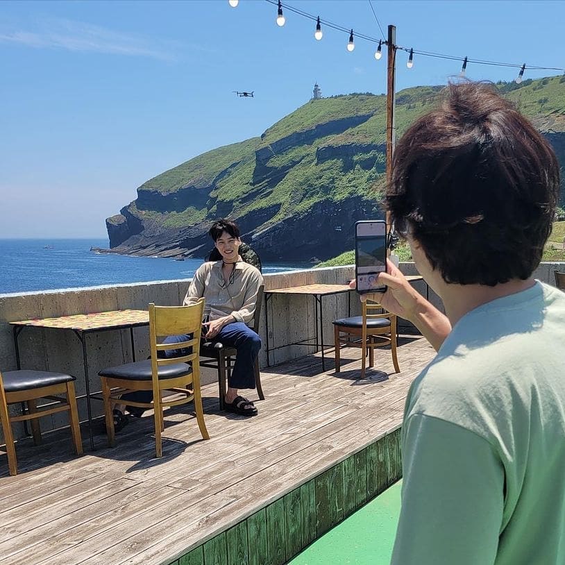 KAI都把握機會同牛島景色打卡。