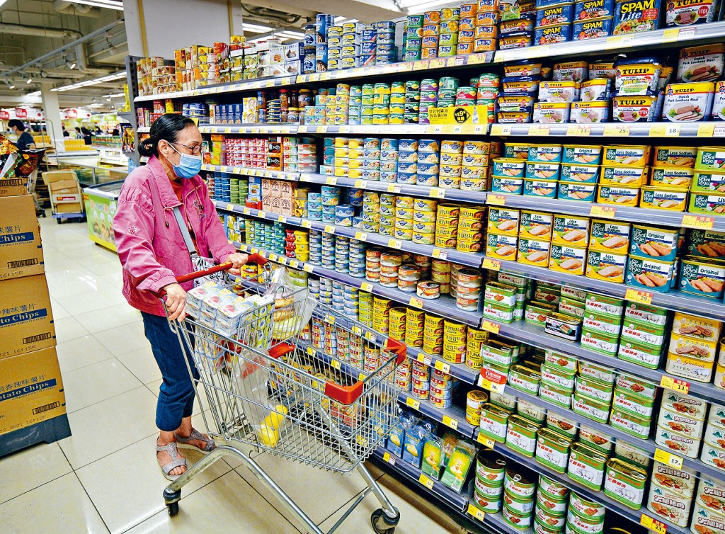 消委会调查指，2022年超市一篮子货品价格比2021年同期，上升2.1%。（资料图片）