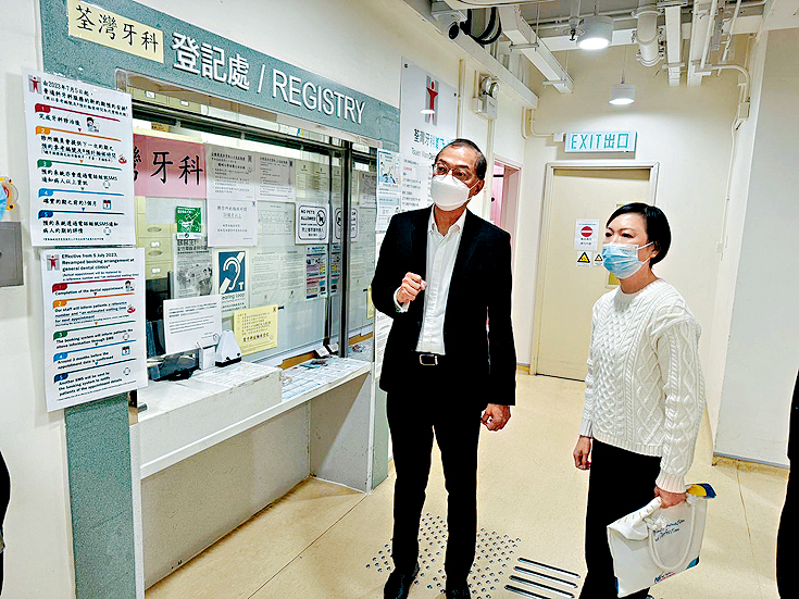 許美賢（右）指，系統推出後首3天，缺席率已由首日的31%回落至20%，情況已告好轉。