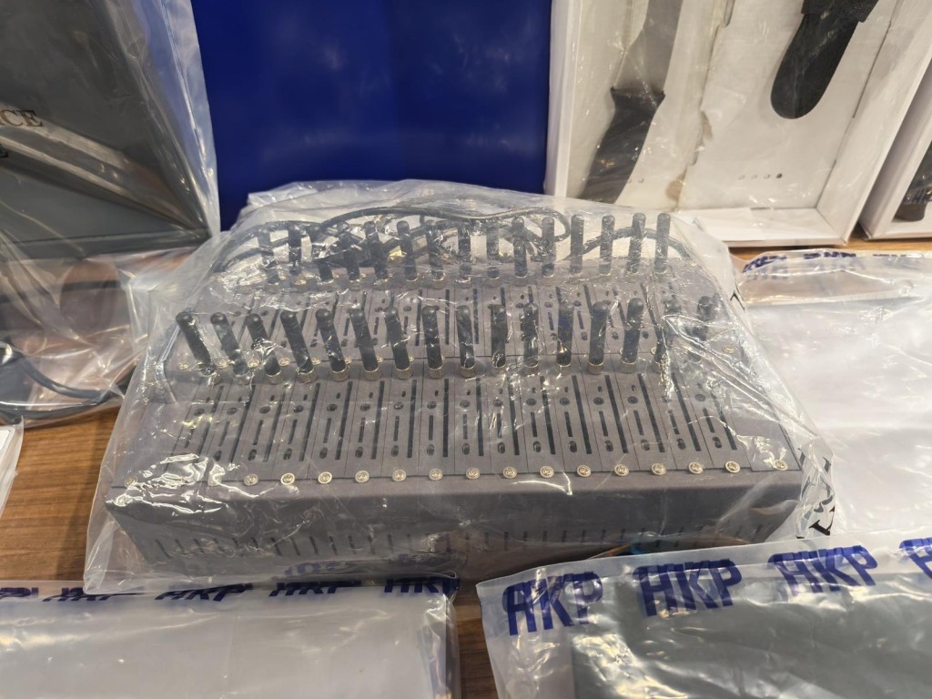 調查顯示，該懷疑非法外圍集團在香港多個工廈單位設有24小時營運中心及儲存庫。