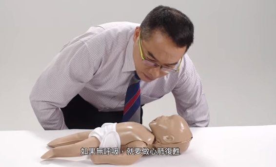 開始發現BB異樣要拍打雙腳。影片截圖