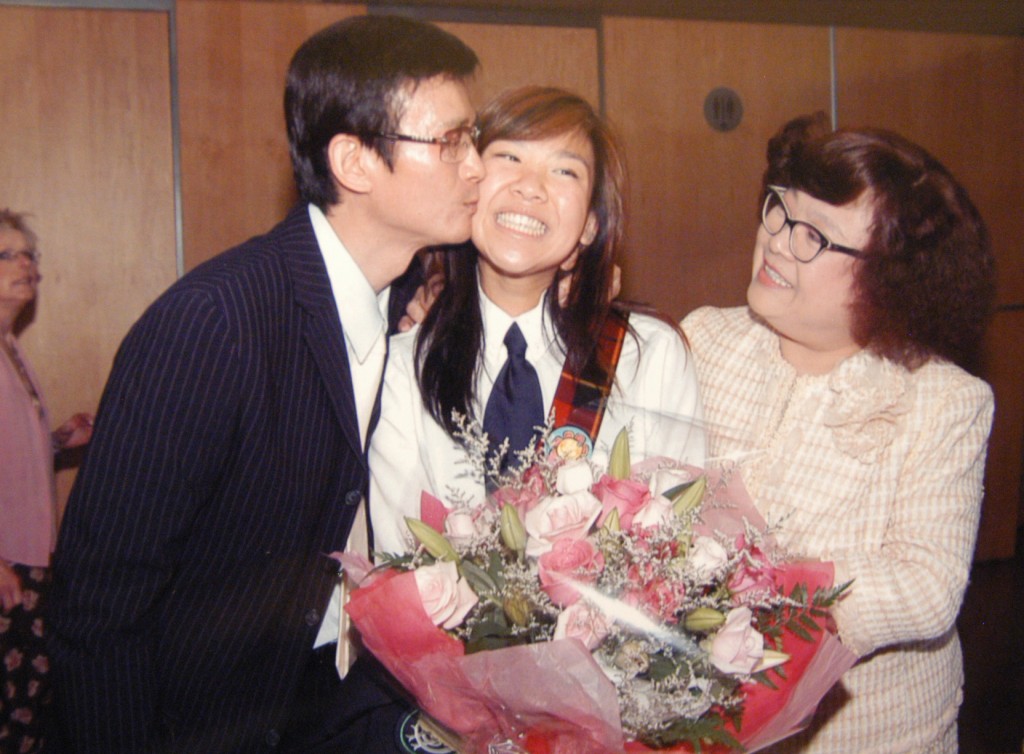 郑少秋与沈殿霞在1985年1月于加拿大结婚，同年5月30日诞下女儿郑欣宜，惟之后男方再传与官晶华来往，至1988年沈殿霞便提出离婚。  