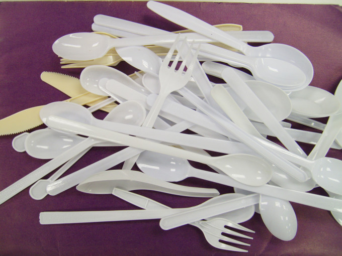 即弃塑胶餐具使用量受到关注。资料图片