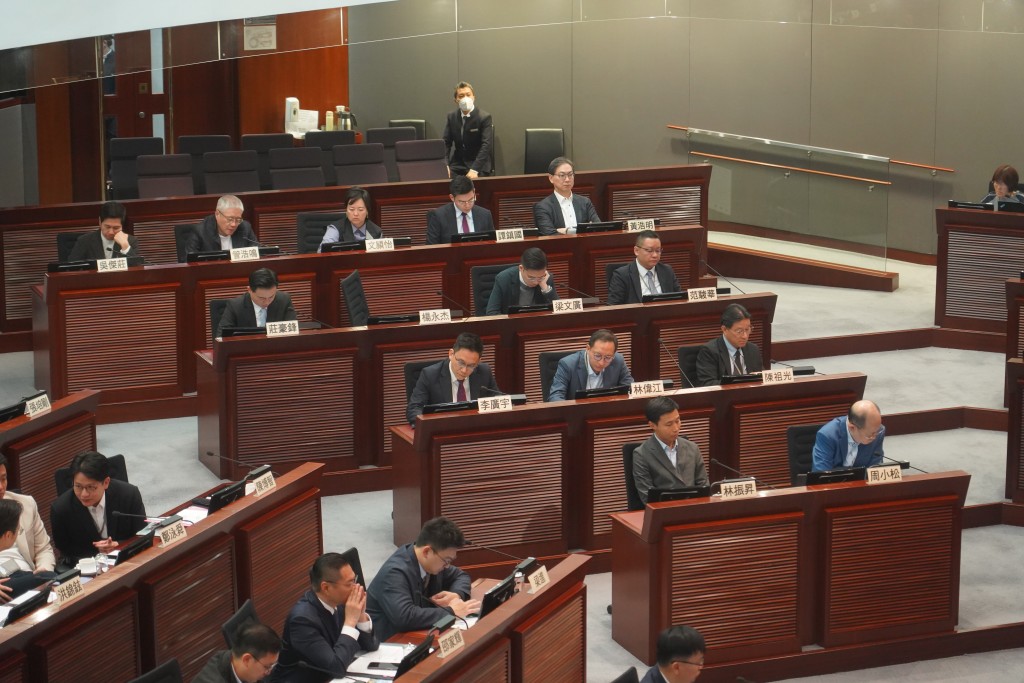 立法會舉行特別財委會會議。