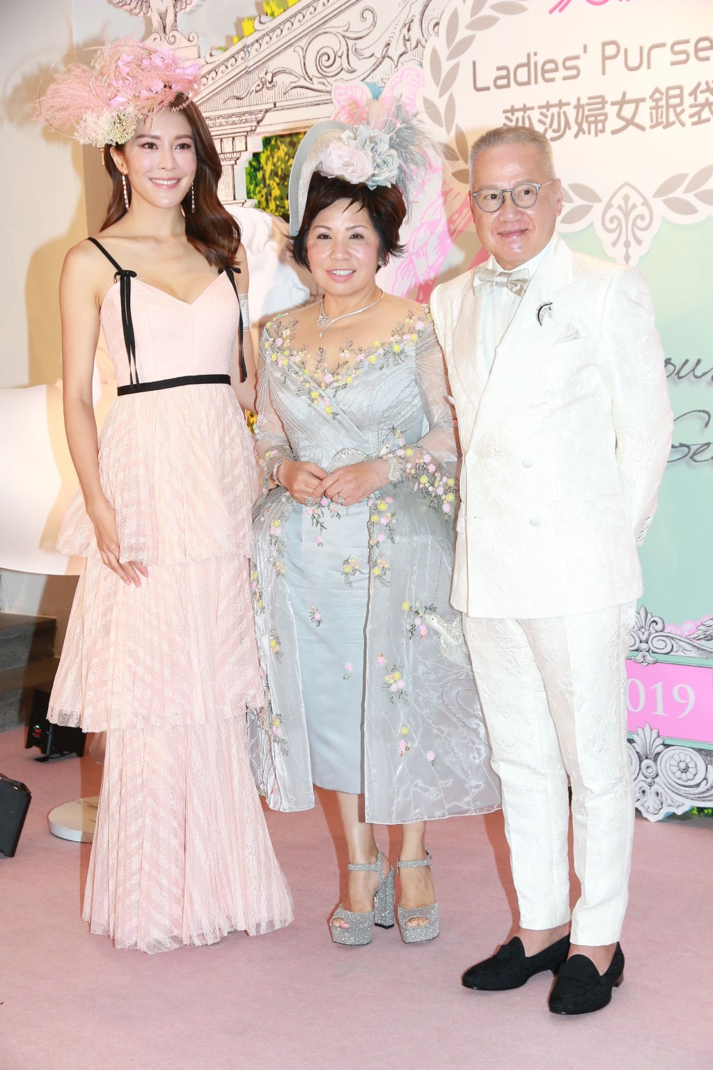 張曦雯（左）與郭少明和羅桂珍合照留念。
