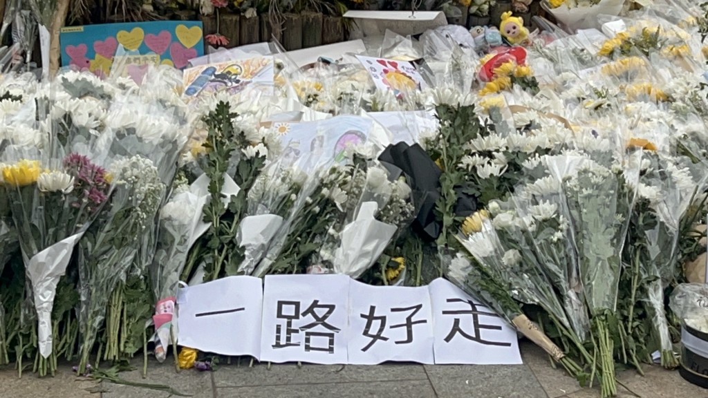 巿民向死难者献花。资料图片