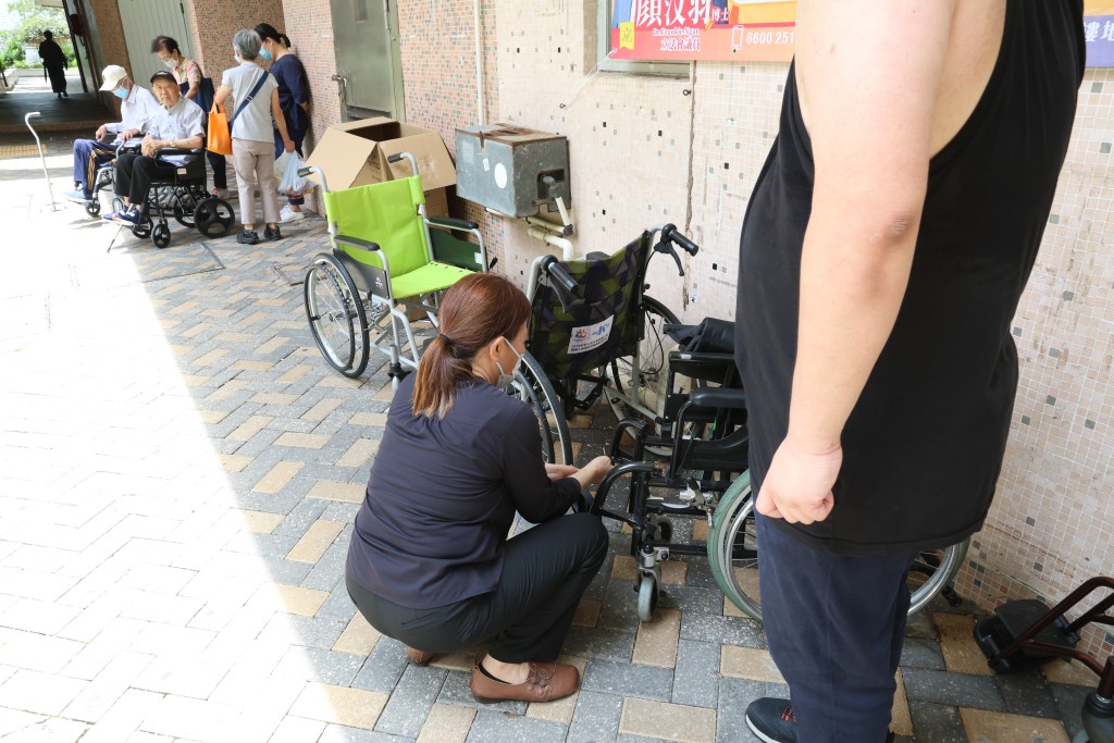 由于旧轮椅有一定损耗程度，经常需要修补。