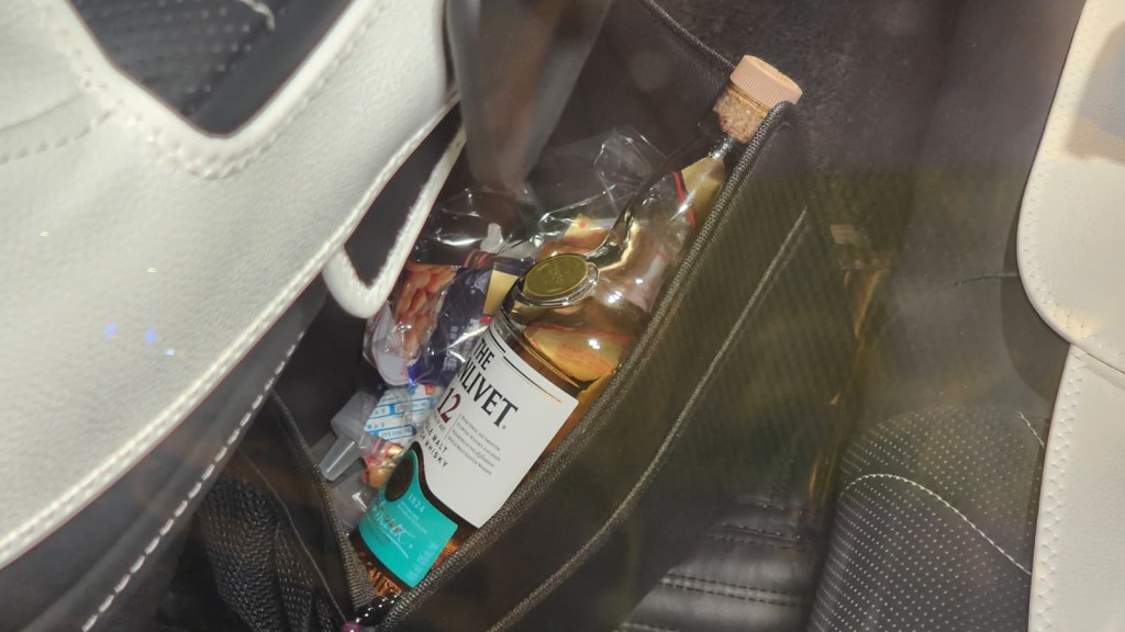 車上藏有一支已經打開過、並飲用了少許的威士忌烈酒。黎志偉攝 車上藏有一支已經打開過、並飲用了少許的威士忌烈酒。黎志偉攝