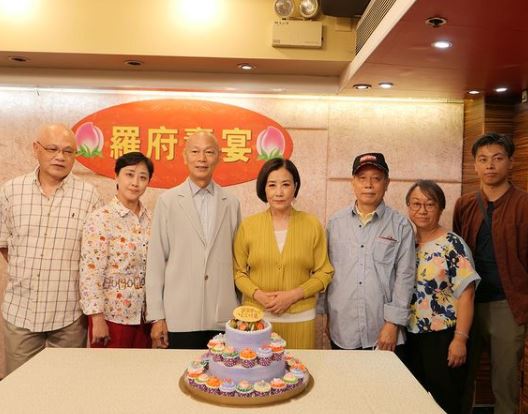 跟好友簡單慶祝。