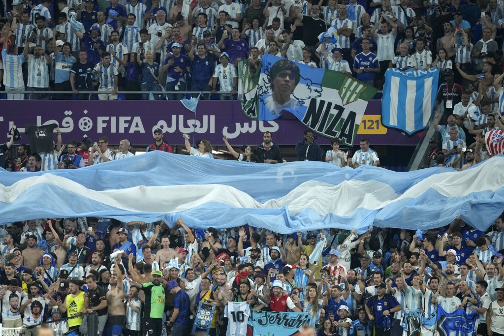 阿根廷球迷挂起马勒当拿横额支持。 AP