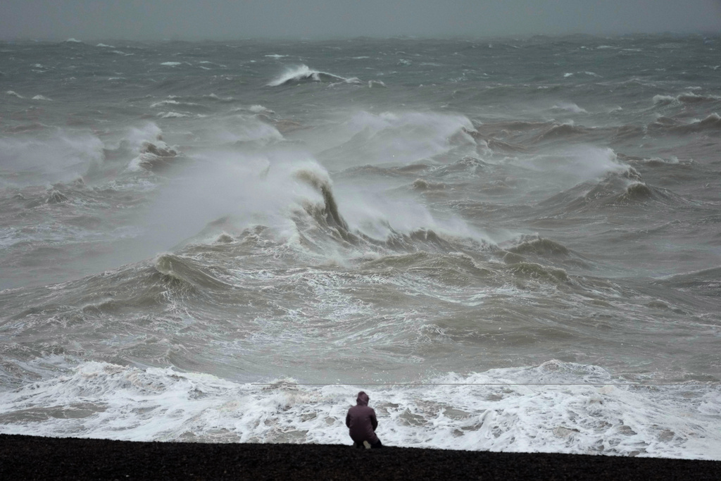 英國海岸翻起巨浪。美聯社