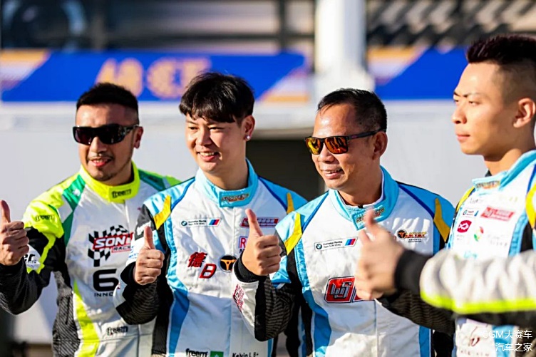 黃桂華（右二）是本港著名車手，獲獎無數。fb：黃桂華