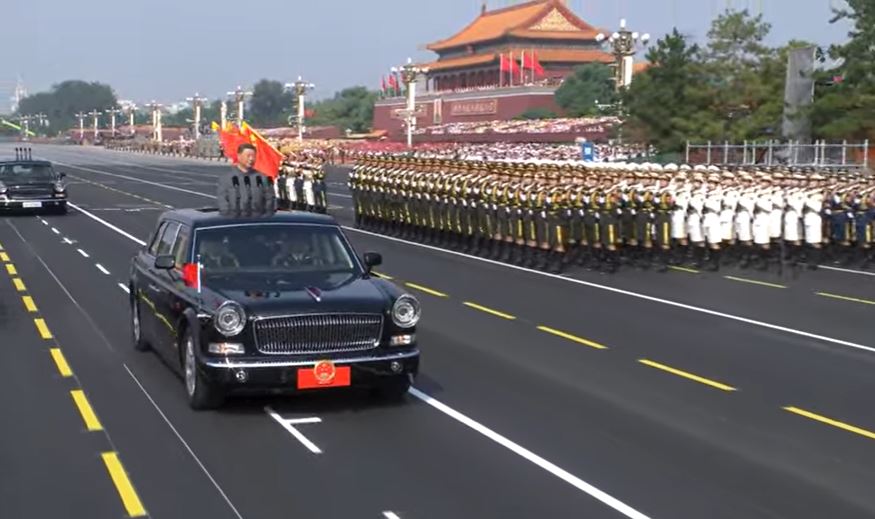 習近平乘紅旗檢閱車駛上長安街。 央視截圖