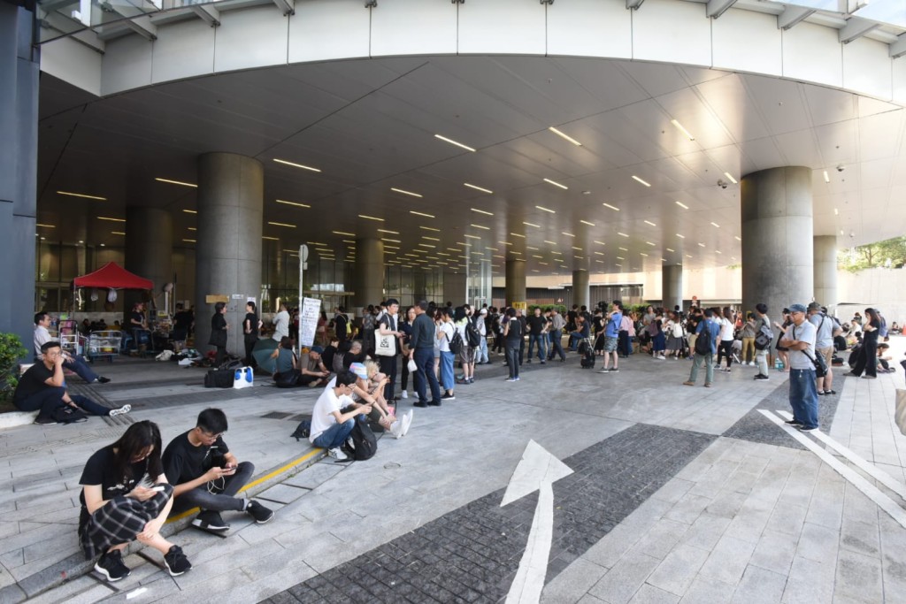 立法會示威區有人留守。