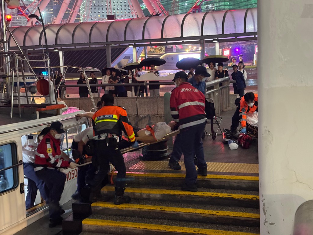 事主送院搶救時,需要被安上自動心外壓機器。讀者提供 事主送院搶救時,需要被安上自動心外壓機器。讀者提供