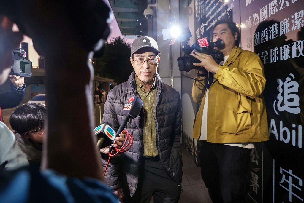 舊主席鄧國權離開廉署總部。何家豪攝