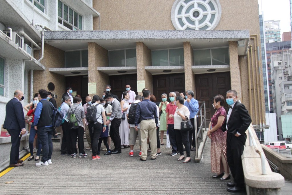 限聚令下親友要在門外等候分批換人入場，林熹瞳感抱歉令一眾親友辛苦。