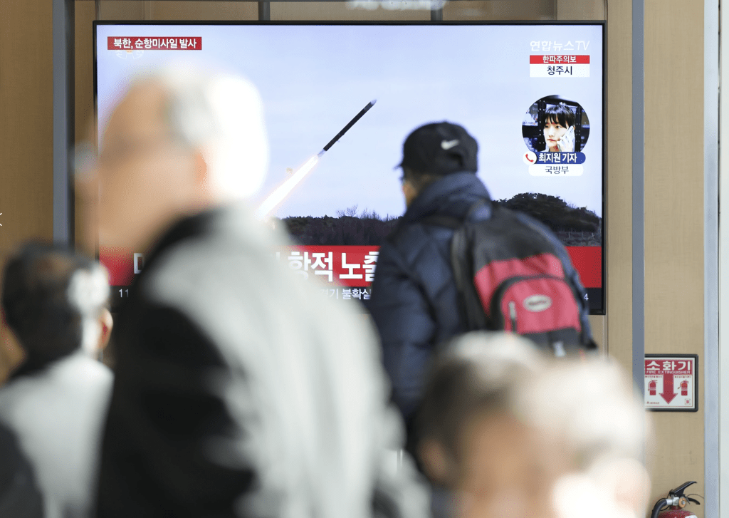 周三，在南韩首尔火车站，民众透过电视观看北韩试射新型航巡导弹。美联社