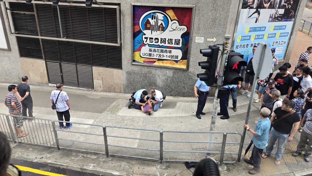 鍾翁被警方按地制服,其間引來多名市民圍觀。網上圖片 鍾翁被警方按地制服,其間引來多名市民圍觀。網上圖片