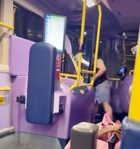 •在車上的背心女邊喝出一聲「下！」後， 邊向已落車的車長方向投擲手持的黃色飲品。fb「將軍澳主場」截圖