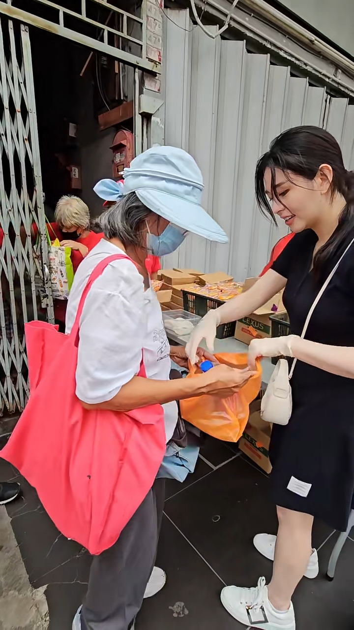 沈月向大馬市民派發食物。