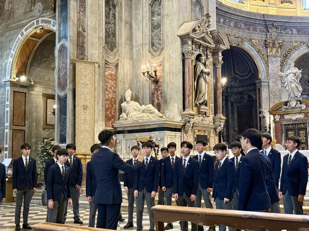 高級合唱團在第14屆 Musica Eterna Roma 國際合唱節中,憑卓越表現,勇奪3個大獎。(圖片來源:受訪者提供) 高級合唱團在第14屆 Musica Eterna Roma 國際合唱節中,憑卓越表現,勇奪3個大獎。(圖片來源:受訪者提供)