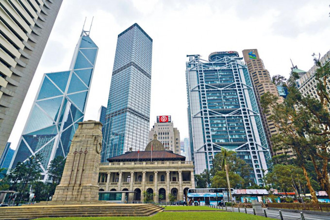 银行体系总资产（截至10月）：香港3.52万亿美元 VS 新加坡2.48万亿美元