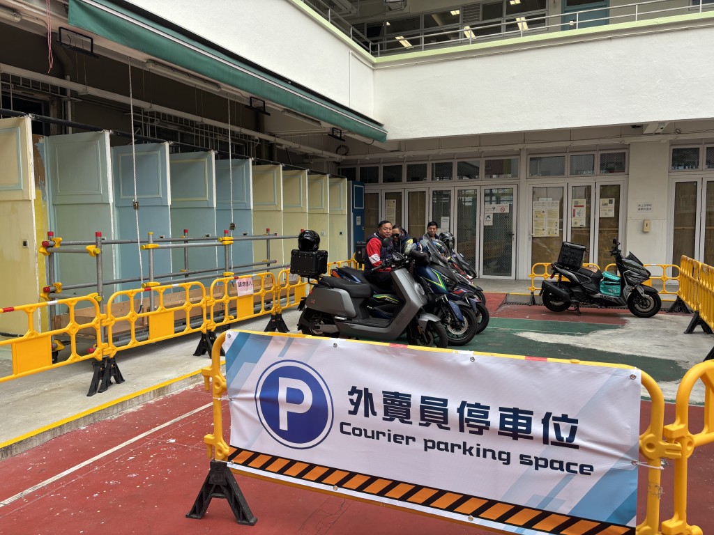 “外卖员休息室”有提供合法泊车位。