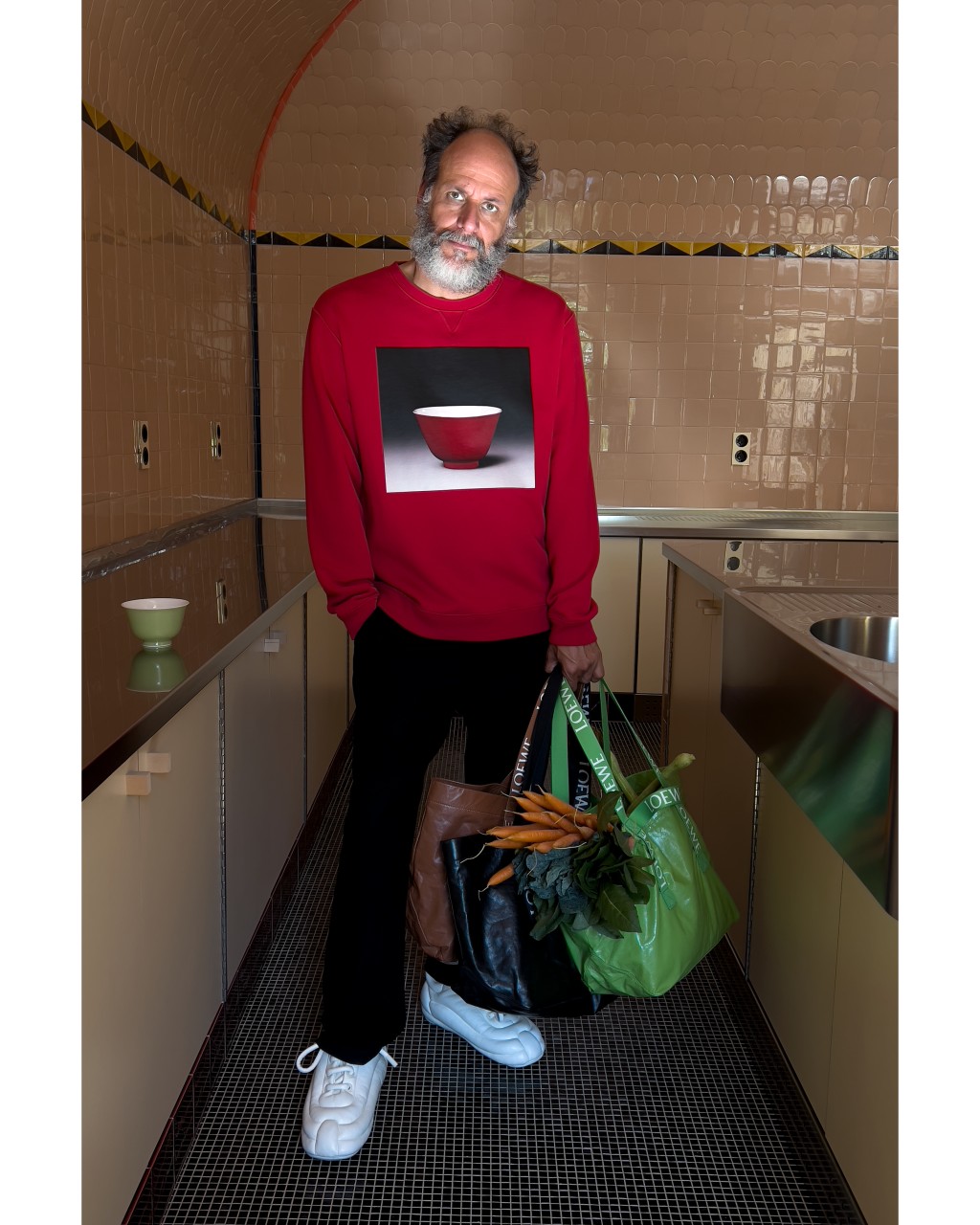 有份拍攝早春系列的導演Luca Guadagnino則穿上單色瓷器圖片的紅色衞衣/售價待定，搭配黑色長褲及白色休閒鞋，休閒又流露運動風。