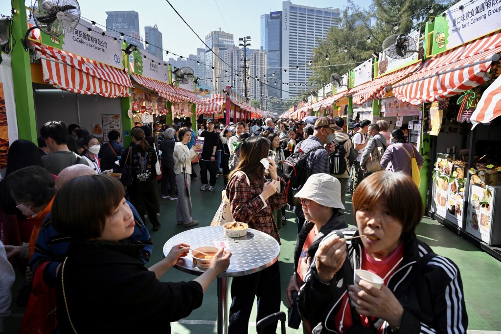 不少市民入場邊買邊食。蘇正謙攝