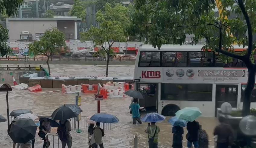 觀塘翠屏道水浸，市民搭巴士狼狽不堪。網上影片截圖