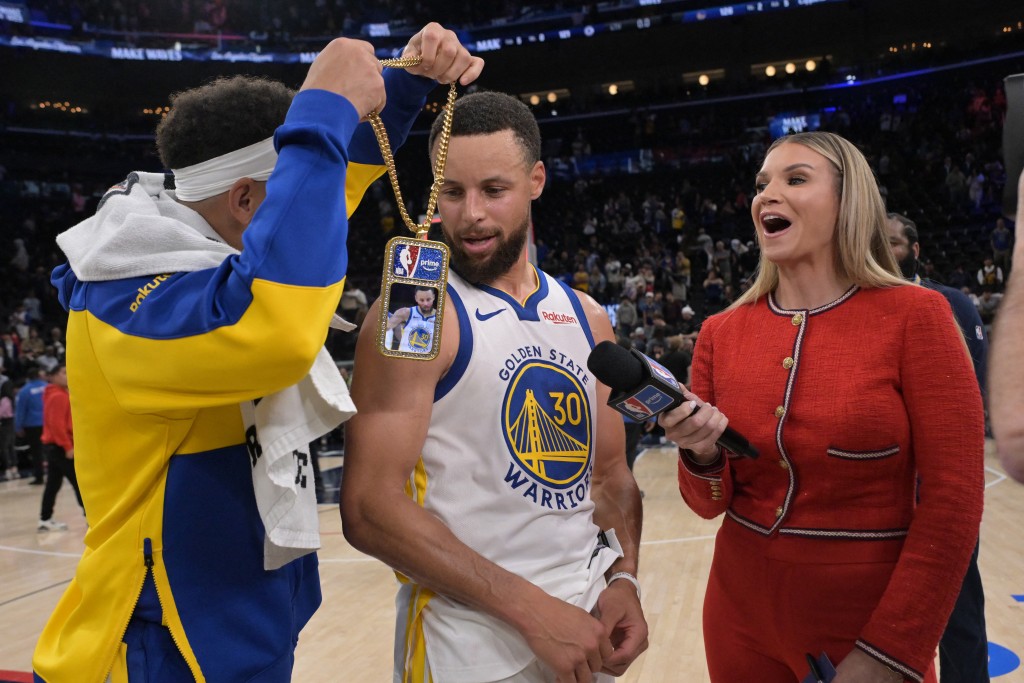 居利（中）在下半場大爆發狂斬27分，全場貢獻35分。路透社