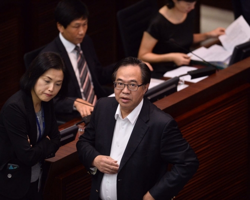 馮程淑儀（左）解釋，一開始提供「提案誘因」，能加大有興趣公司的入圍機會。