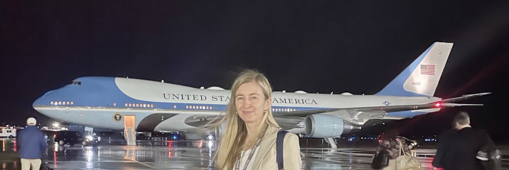 彭博新聞女記者露西與空軍一號。 X / Catherine Lucey