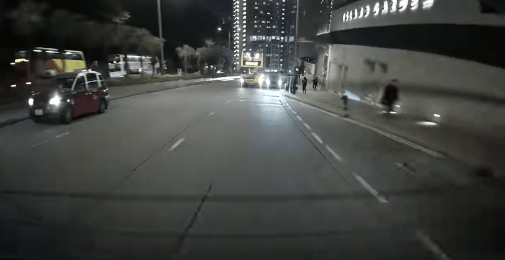 兩車距離一度十分接近，私家車急扭軚右避，當時正有一遛狗女子行經行人路。