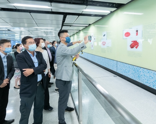 議員觀賞土瓜灣站大堂的藝術品。立法會圖片