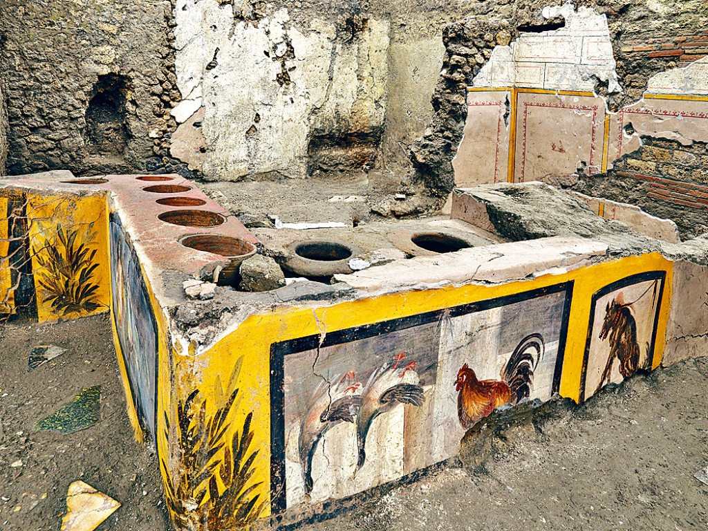 在庞贝古城出土的「快餐店」，炉头墙壁绘有鸡鸭狗等动物。