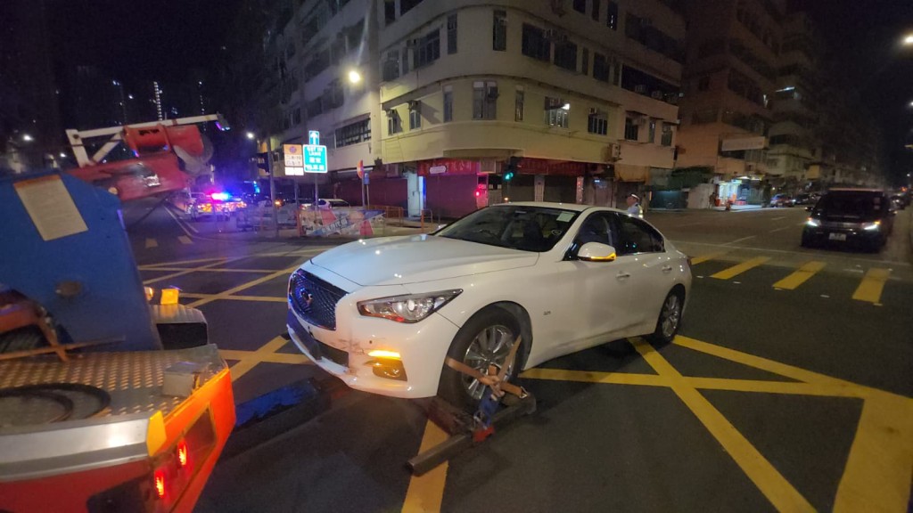 私家車事後由拖車拖走。黎志偉攝 私家車事後由拖車拖走。黎志偉攝