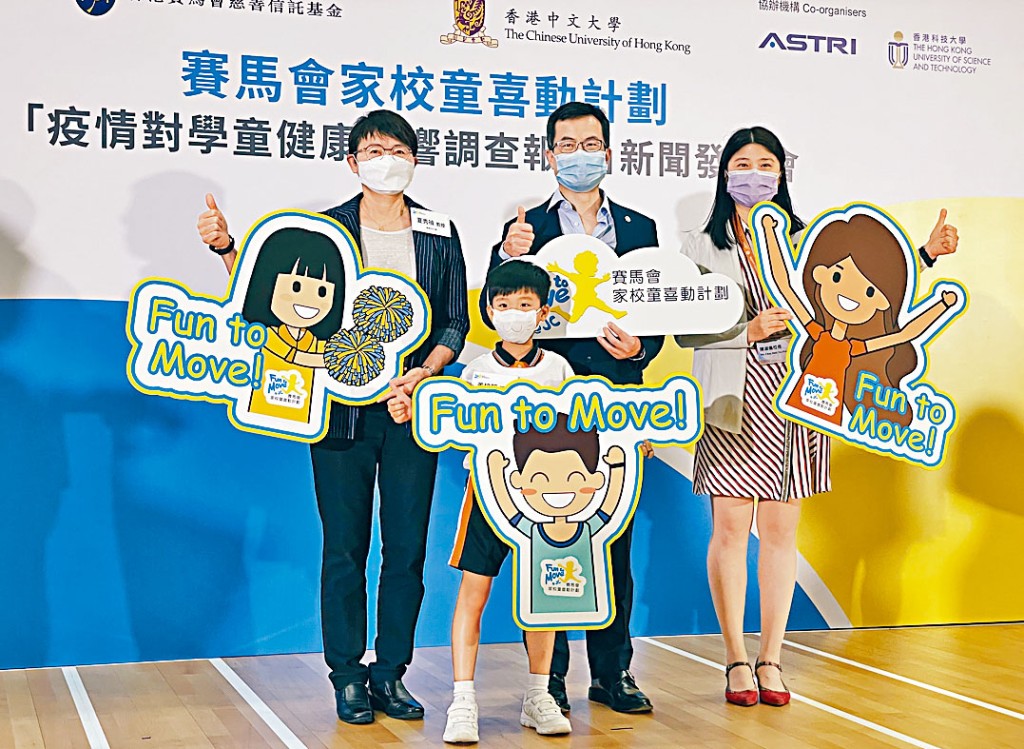 夏秀禎（後排左）建議家長在疫下多安排親子運動時間，並在安全情況下，帶子女外出「放電」。　