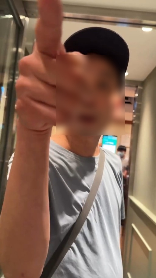 港女在帖文中表示,涉事男子开门后不但没有歉意,还发烂指责她。(Threads截图) 港女在帖文中表示,涉事男子开门后不但没有歉意,还发烂指责她。(Threads截图)
