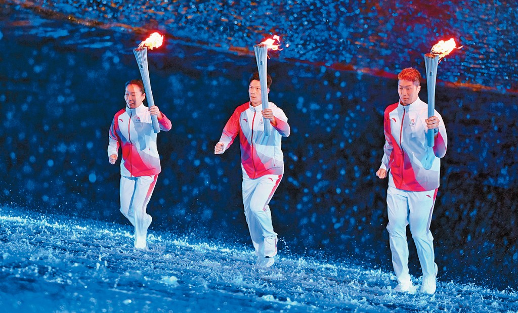 蘇炳添(中)早前於開幕禮燃點火炬盤。