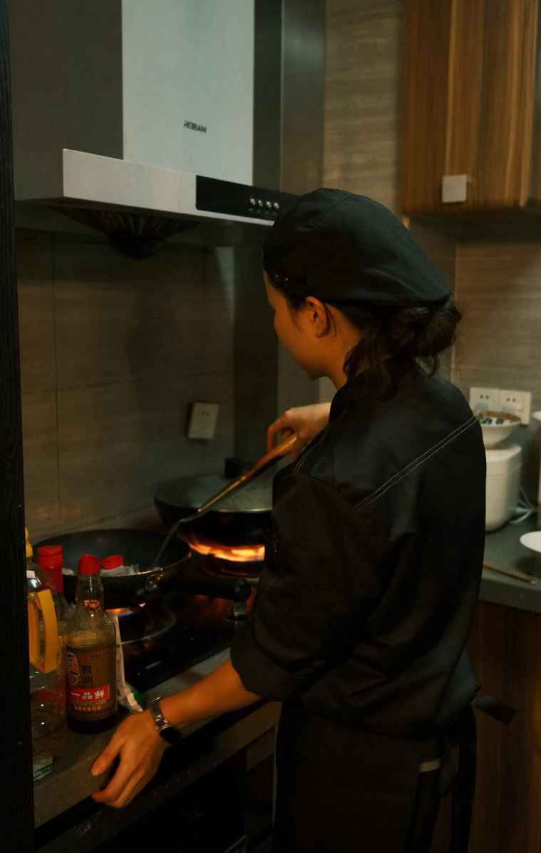 湖南私厨曾恋新春未有回家度岁，为了置业不断接工作。抖音@鲨鱼（长沙上门做饭）