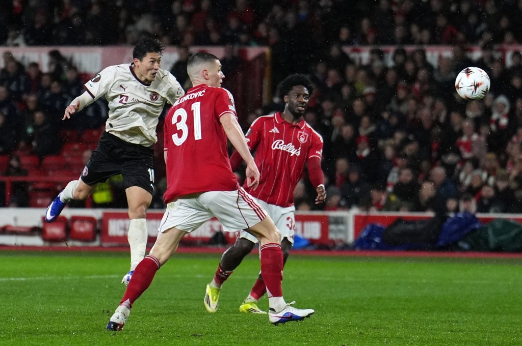 曹圭成頂破森林大門一刻。美聯社