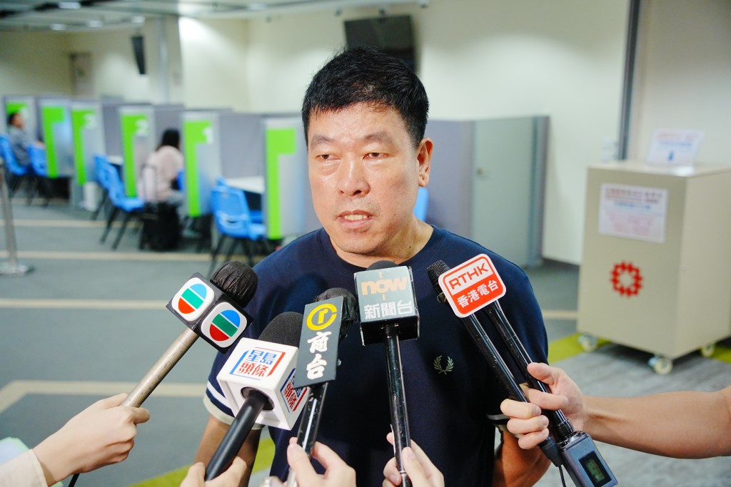莊先生指其一家5口,想買大於400呎的單位。汪旭峰攝 莊先生指其一家5口,想買大於400呎的單位。汪旭峰攝