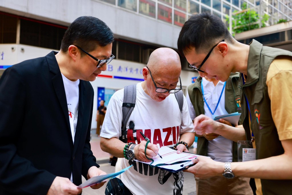 鄧炳強到灣仔呼籲街坊登記做選民。鄧炳強FB圖片 鄧炳強到灣仔呼籲街坊登記做選民。鄧炳強FB圖片