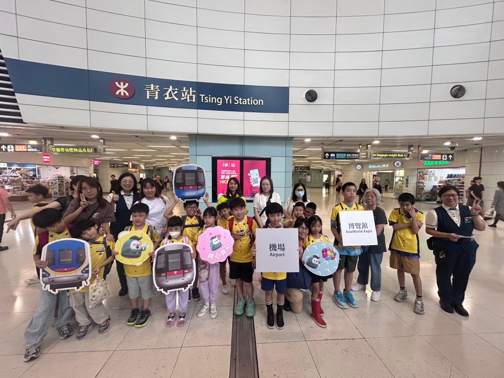 港鐵在剛過去的暑假期邀請150名SEN小朋友及其家長實地來到車站參觀，認識車站不同設施與車務運作。港鐵提供圖片