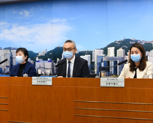 衞生防護中心傳染病處主任張竹君（左面）